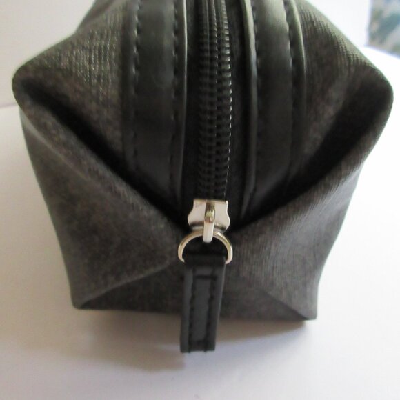 TUMI Delta Air Travel Cosmetic Makeup Case Bag Eye Mask Gray Amenity Kit Zip Top - Picture 4 of 12